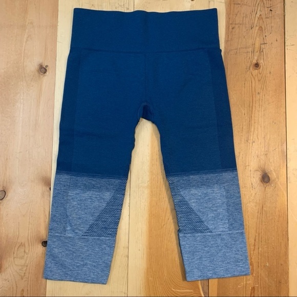 lululemon athletica Pants - Lululemon Seamlessly Street Crop Heathered Poseidon crop leggings size 8